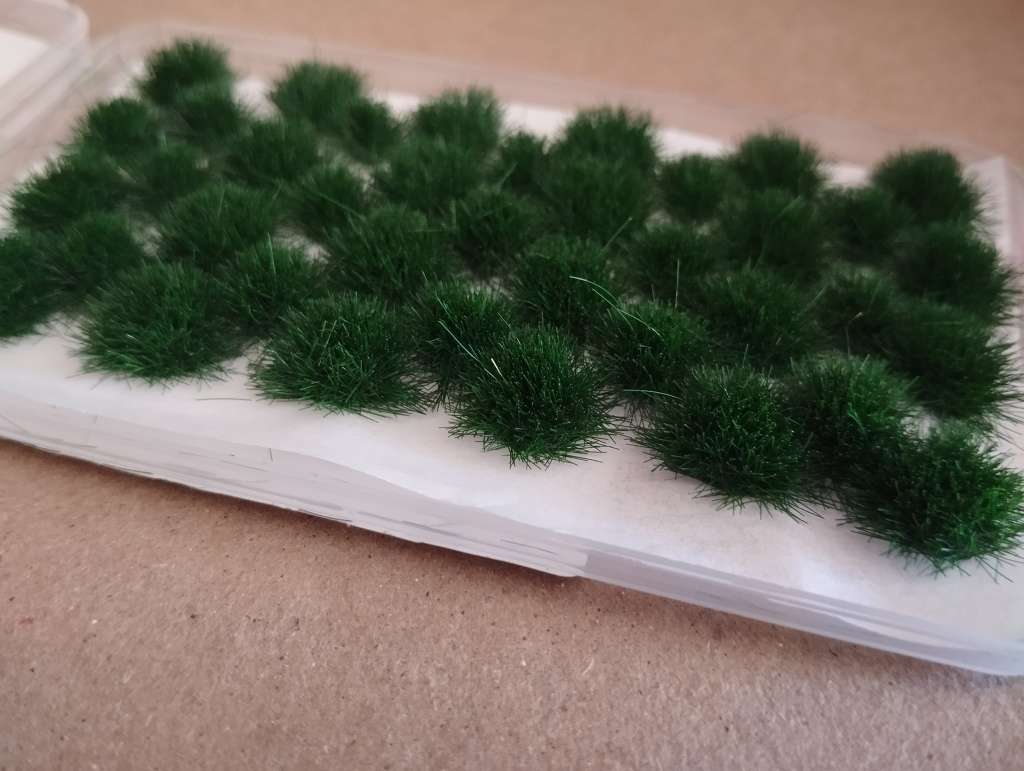 39 x Dark Green Grass Tufts for Scenery - HO Scale
