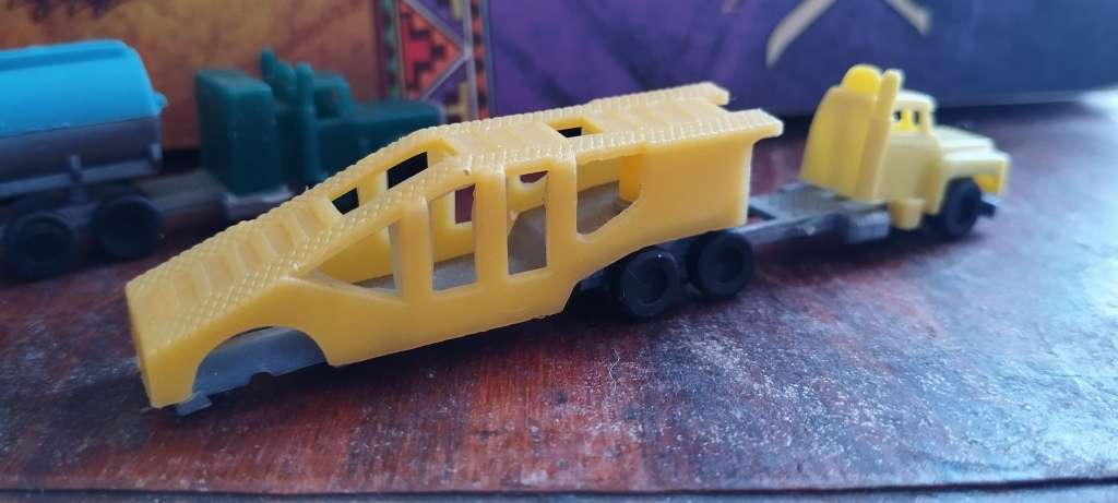 2 x American Style Lorries - N Gauge (Nominally)