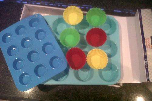 SILICONE MUFFIN PAN BAKEWARE SET (2 trays and 6 indidual muffin cases)- Winner (Limited)