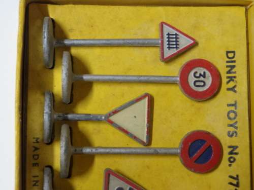 Dinky 771 International Road signs