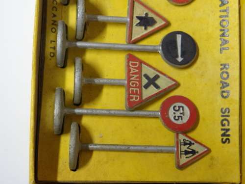 Dinky 771 International Road signs