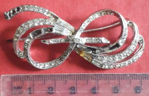 Vintage brooch - see notes below on condition of brooch