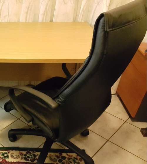 Swivel executive office chair