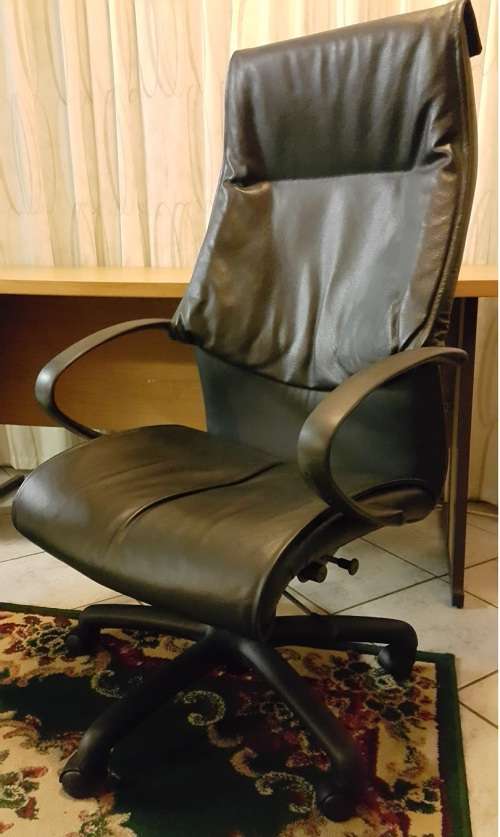 Swivel executive office chair