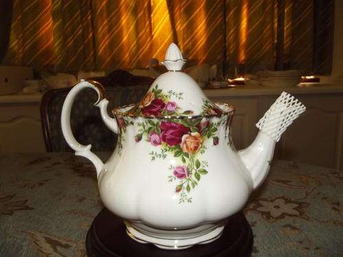 Royal Albert Old Country Roses Tea Pot in Perfect condition.