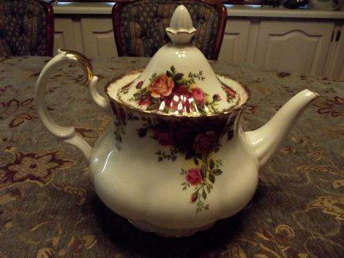Royal  Albert Old Country Roses Tea Pot and lid in immaculate condition.