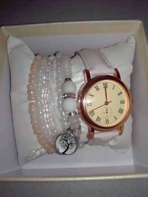 LADIES QUARTZ WATCH IN GIFT BOX WITH PEARLY BRACELETS - ***GREAT GIFT***