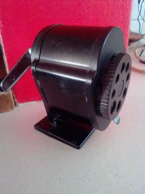 PENCIL SHARPENER - DESKTOP UNIT- MANUAL OPERATION