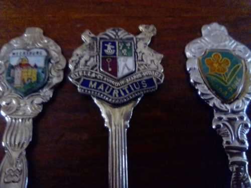 VINTAGE COLLECTABLE SOUVENIR SPOONS ( 3 SPOONS)