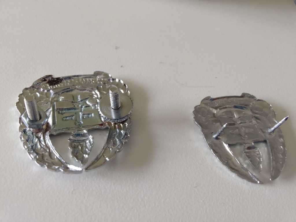 SADF/SA ARMY GYMNASIUM CAP BADGE (WITH LUGS) AND 1 X SINGLE COLLAR BADGE (WITH PINS)