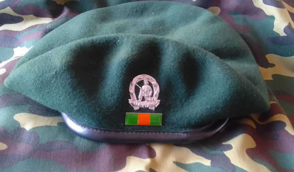 SADF/ SA ARMY COMMANDO BERET (FULL)  INCL. CAP BADGE & BALKIE - INCL. SET OF COLLAR SET