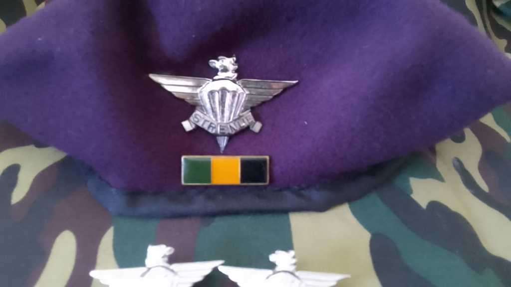 SADF 3 PARACHUTE BERET (FULL) WITH BADGE AND BALKIE ***INCL. SET OF 3 PARA COLLAR BADGES