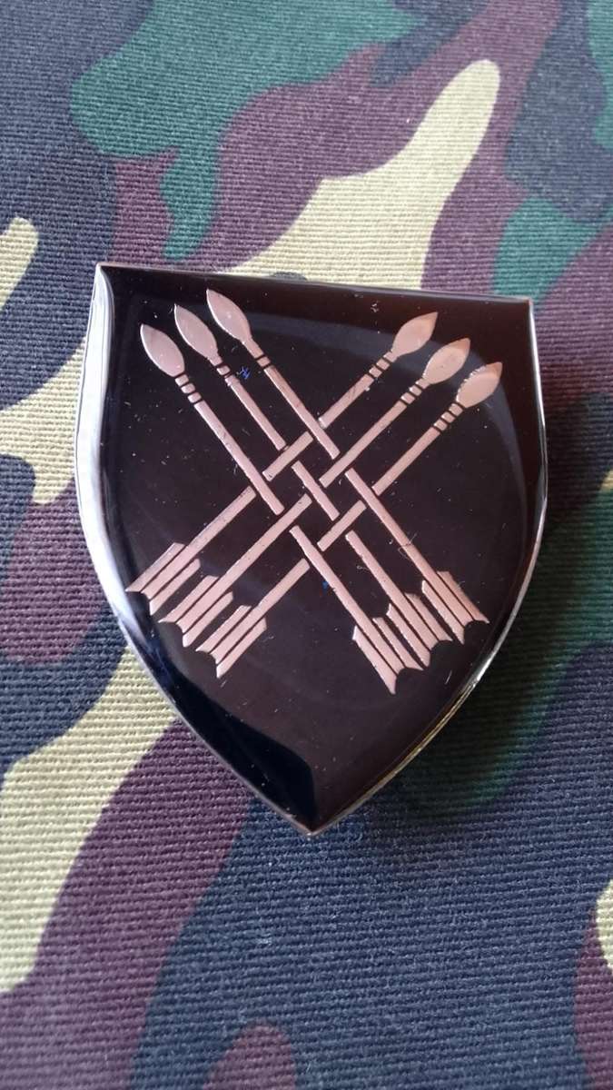 SADF / SA ARMY 32 BATTALION SHOULDER FLASH - WITH PINS