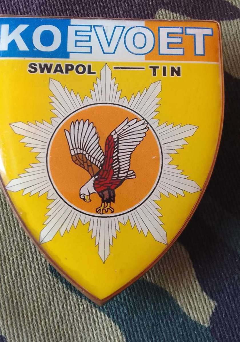 SADF  - SWAPOL  KOEVOET TIN METAL (EAGLE) FLASH