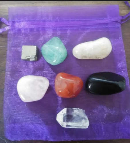 7 Crystals For Manifesting Your Desires comes with bag