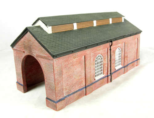 Red Brick Single Engine Shed + 2 x Grey Spoornet Tankers and 2 x SAR Tranker (Frateschi)