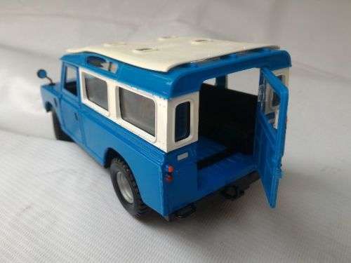 Bburago Diecast Model - Classic Land Rover (1:24)