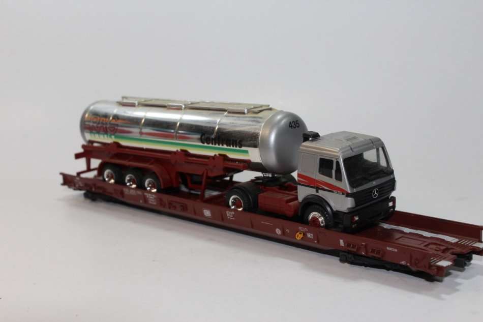 Marklin : 2 x Truck Carrier Wagons (HO)