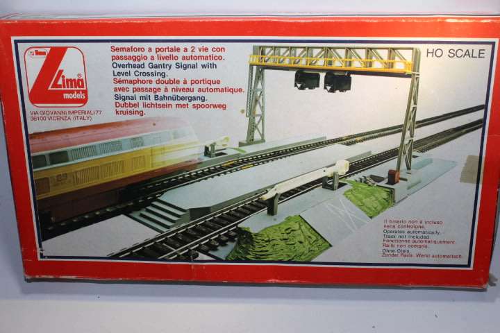 Lima :Overhead Gantry Signal with Level Crossing