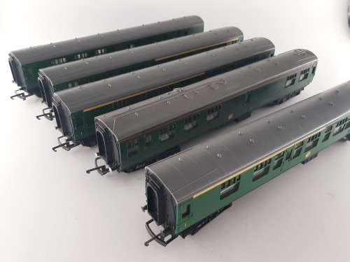5 x Triang Passenger Coaches