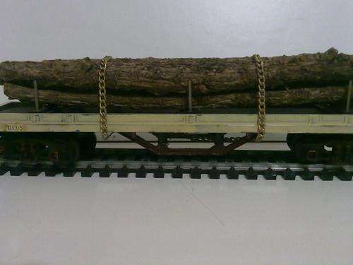 Flat bed with wood load (HO)