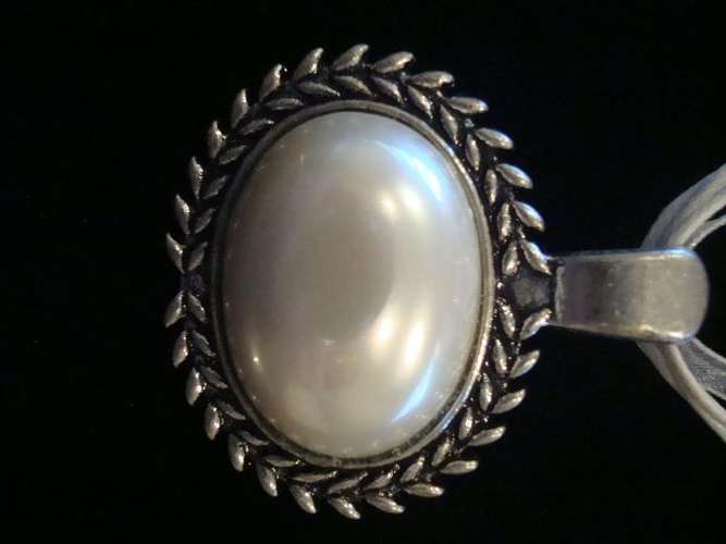 A MUST HAVE PEARL PENDANT ON UNIQUE NECKLACE