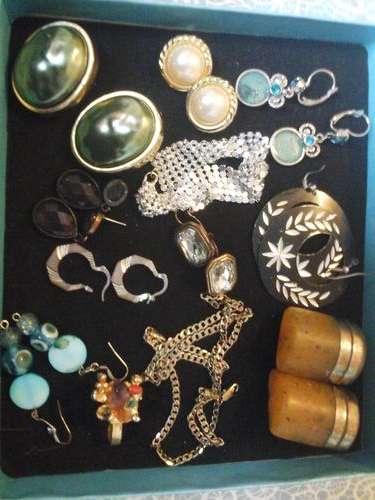 lots of stunning jewellery,winning bid takes all
