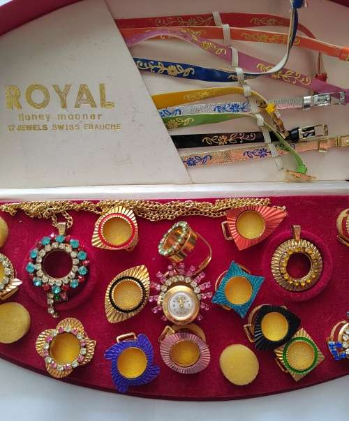 ROYAL LADIES INTERCHANGEABLE  WATCH SET IN PRESENTATION BOX