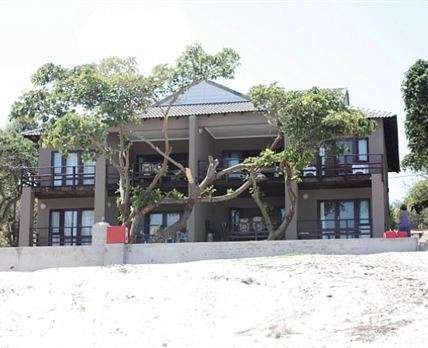 Bilene Club Lodge! 6 Sleeper Self catering beach front accomodation. 13 to 20 Jan