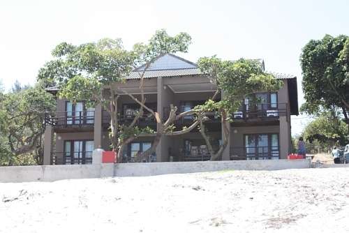 Bilene Club Lodge! 6 Sleeper Self catering beach front accomodation. 13 to 20 Jan