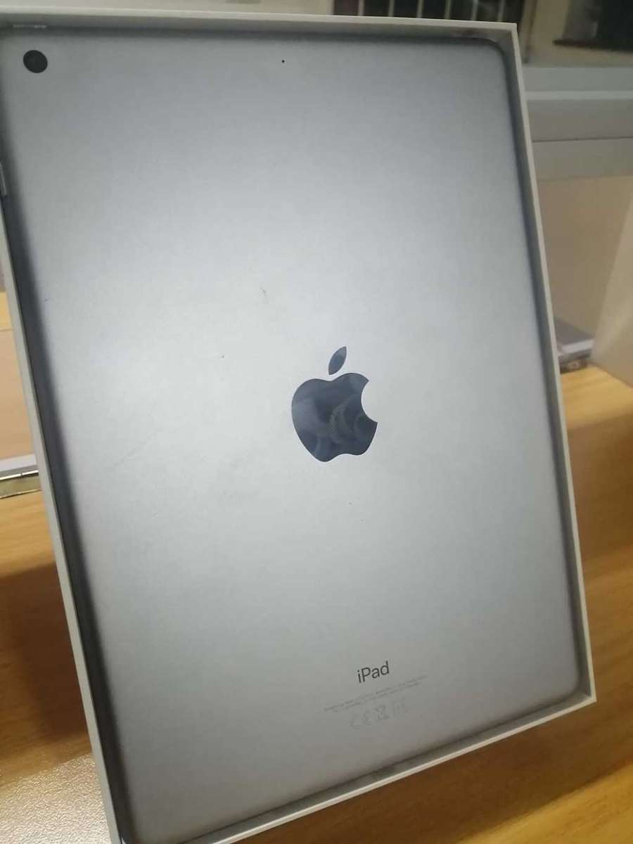 Apple iPad 9.7inch (6th Gen) Wifi  READ ADD CAREFULLY