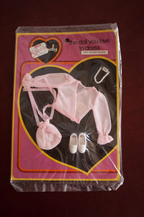 Vintage Sindy dolls and outfits, some still on original card, never opened