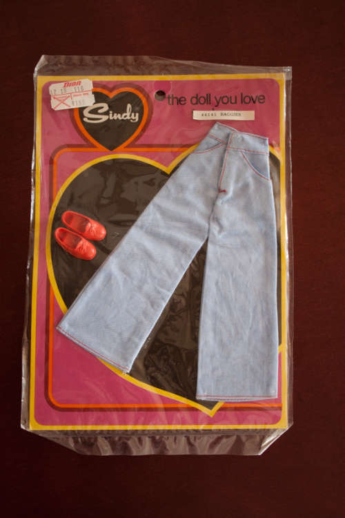 Vintage Sindy dolls and outfits, some still on original card, never opened