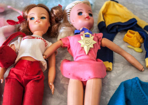 Vintage Sindy dolls and outfits, some still on original card, never opened