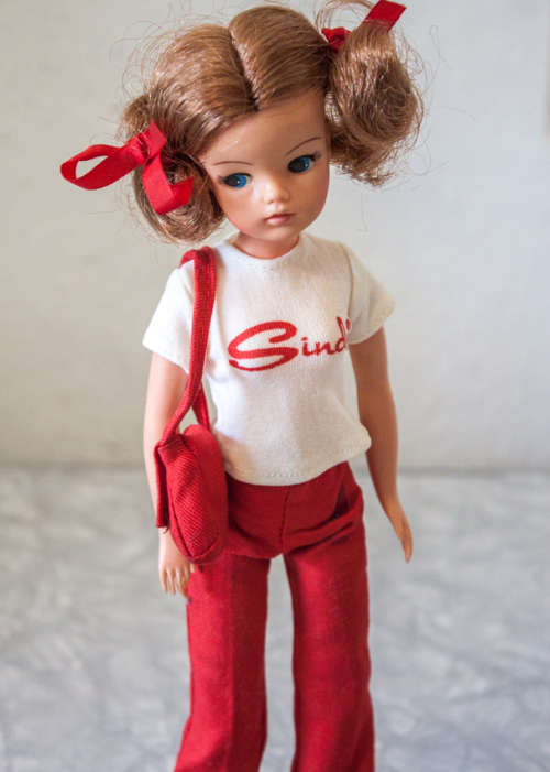 Vintage Sindy dolls and outfits, some still on original card, never opened