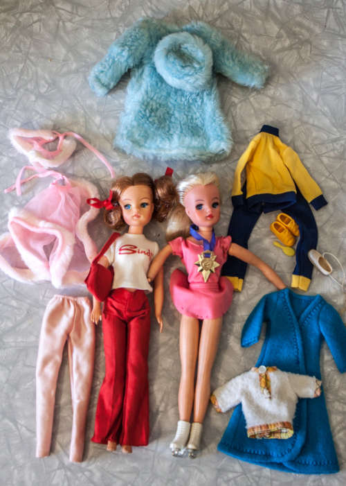 Vintage Sindy dolls and outfits, some still on original card, never opened
