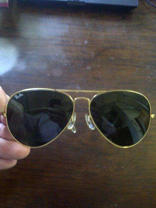 RAY-BAN AVIATOR SUNGLASSES.