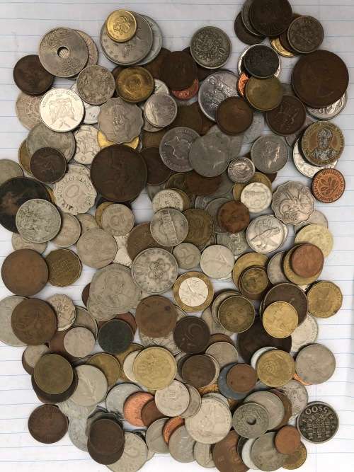 A Lot of 200 International coins:
