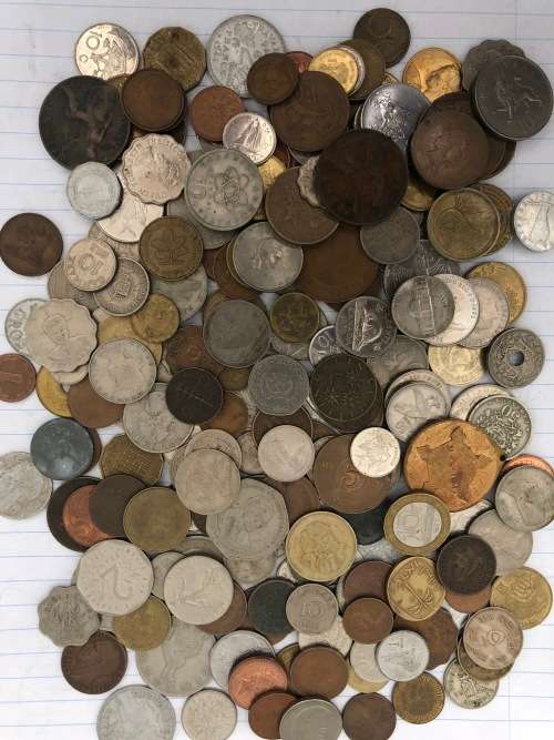 A Lot of 200 International coins: