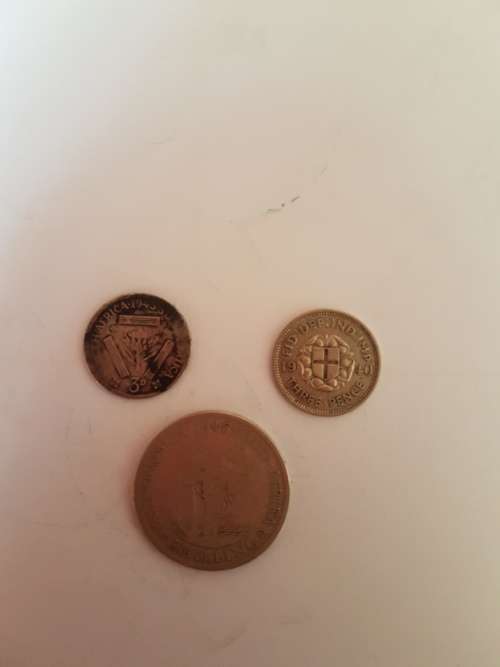 Silver coins 1945 shilling, 1940 three pence, 1943 3d