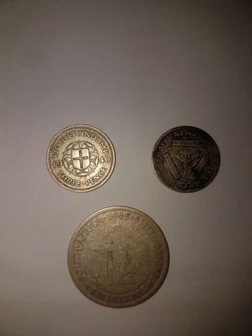 Silver coins 1945 shilling, 1940 three pence, 1943 3d