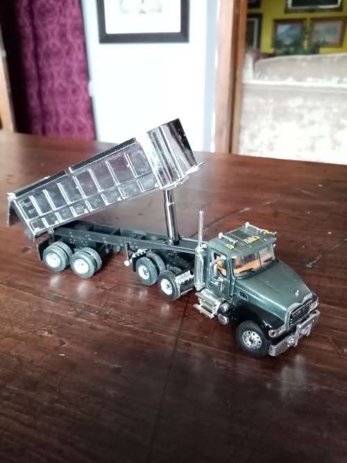 MACK DUMP TRUCK 1:64 SCALE