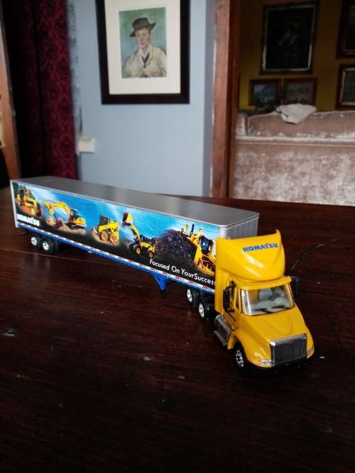 INTERNATIONAL HARVESTER TRUCK BY FIRST GEAR 1: 64 SCALE