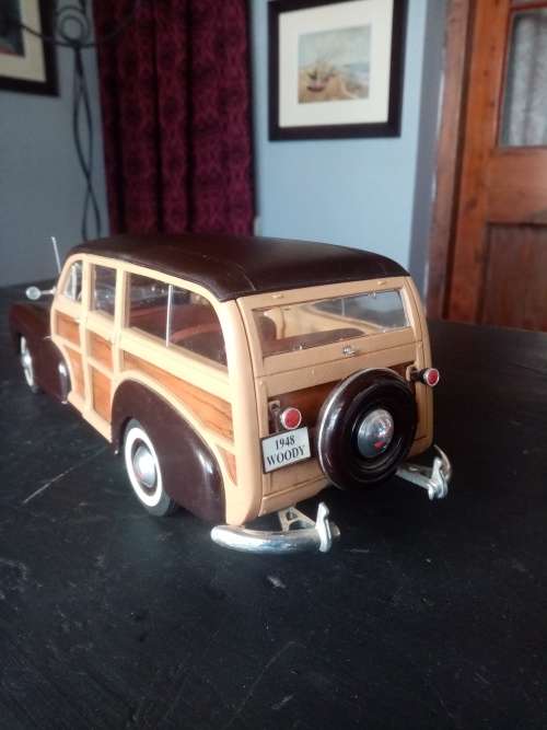 1948 CHEVROLET WOODY BY WELLY 1: 18 SCALE