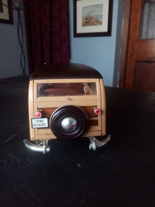 1948 CHEVROLET WOODY BY WELLY 1: 18 SCALE