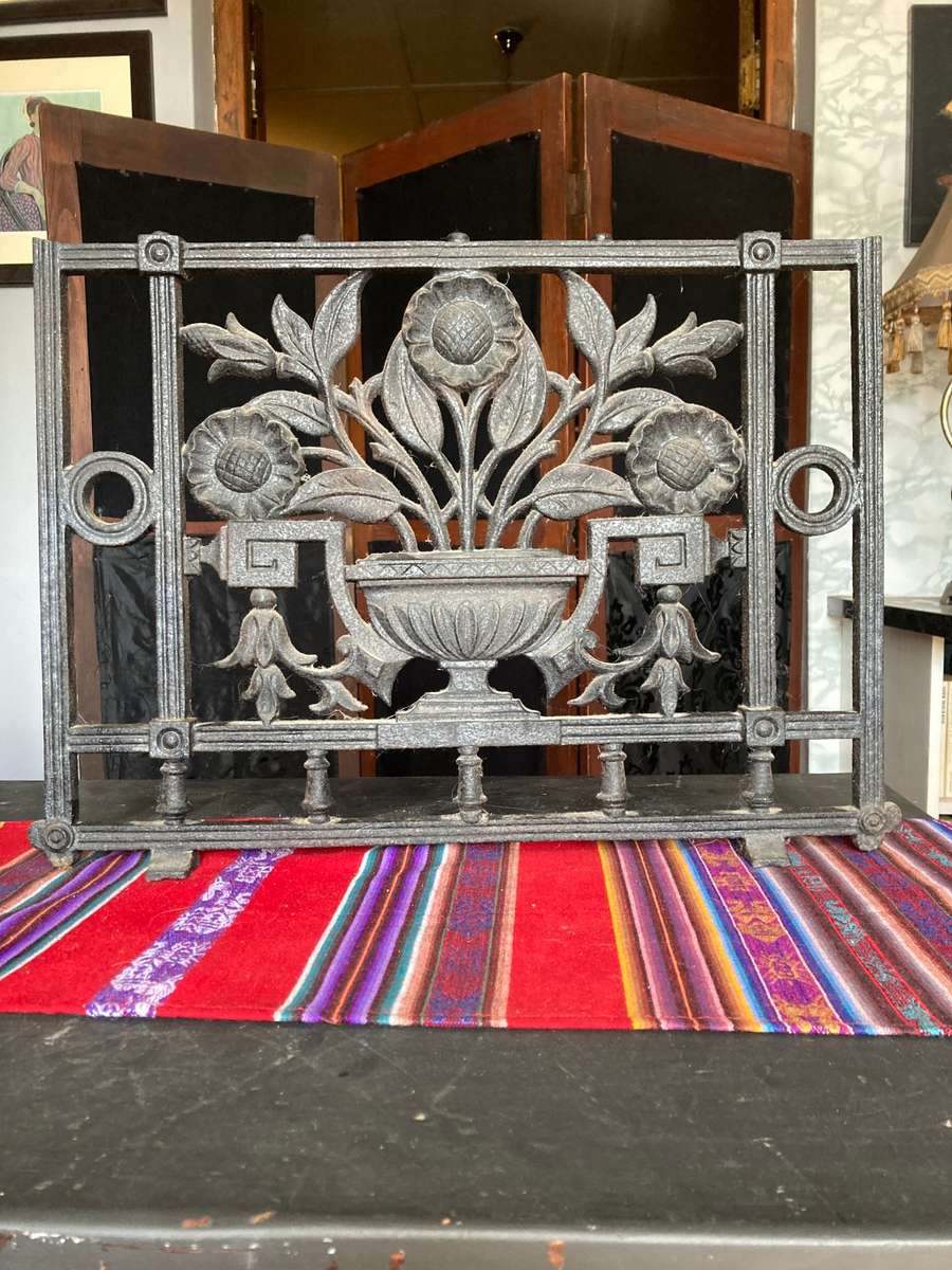 LARGE CAST IRON PATTERN/STAND