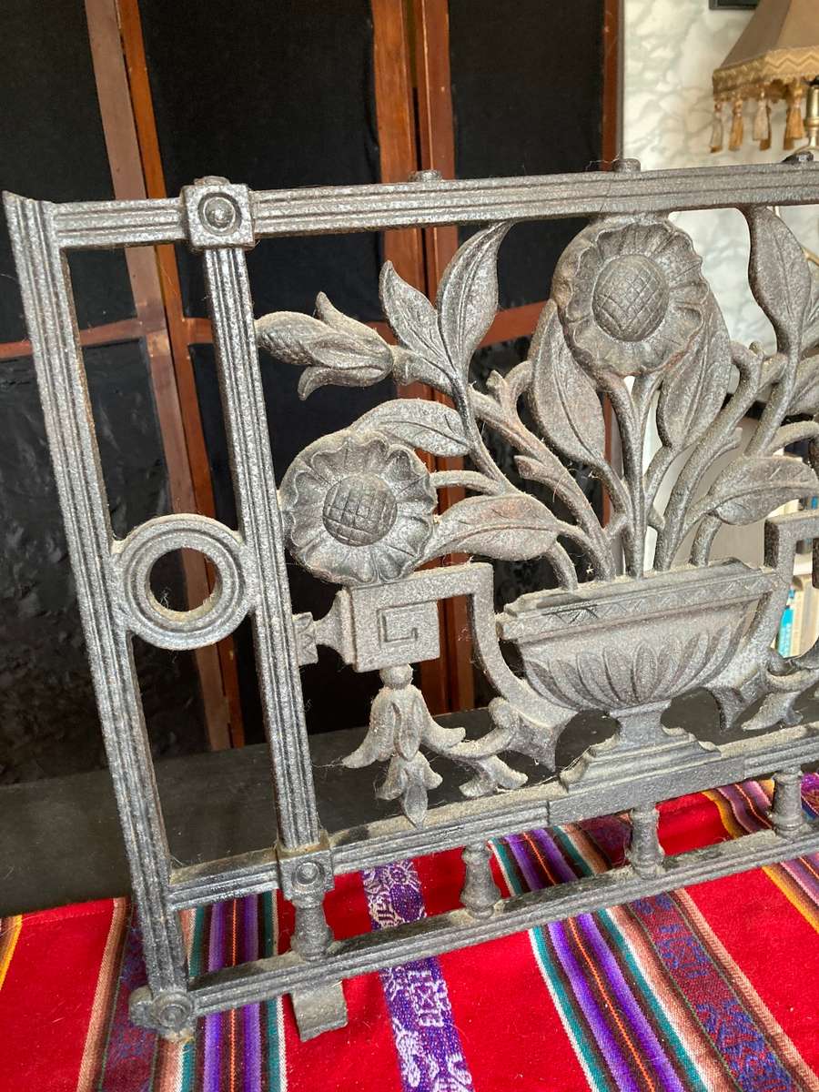 LARGE CAST IRON PATTERN/STAND