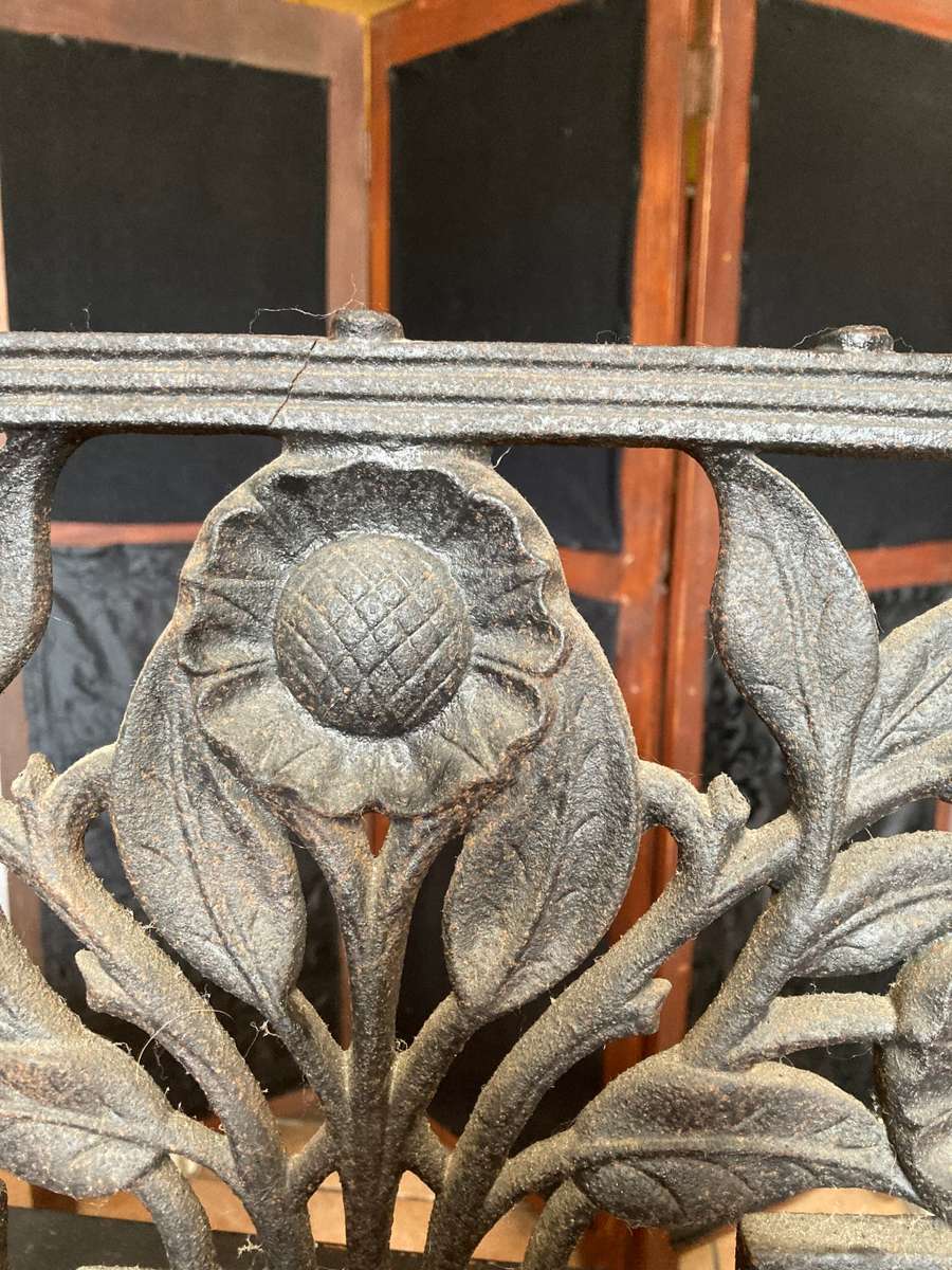 LARGE CAST IRON PATTERN/STAND