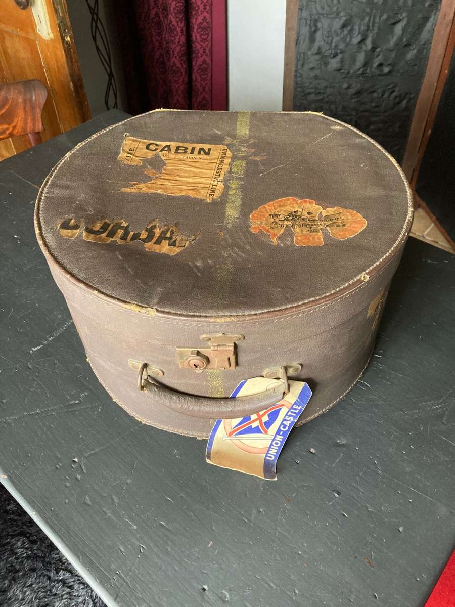 BEAUTIFUL HAT BOX WITH ORIGINAL TAGS