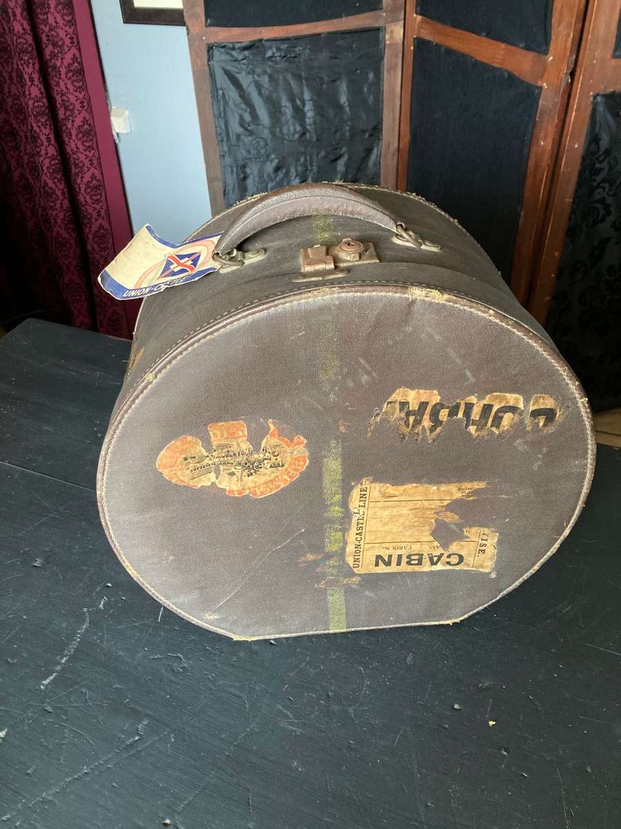 BEAUTIFUL HAT BOX WITH ORIGINAL TAGS